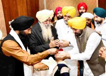 On sacred occasion of parkash purab of Sri Guru Nanak Dev ji, CM pays obeisance at Gurdwara Chevin patshahi