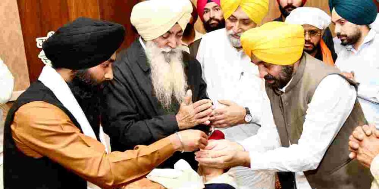 On sacred occasion of parkash purab of Sri Guru Nanak Dev ji, CM pays obeisance at Gurdwara Chevin patshahi