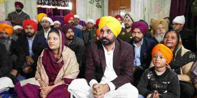 CM PAYS OBEISANCE AT GURUDWARA BHATHA SAHIB, GREETS PEOPLE ON PARKASH PURAB OF SRI GURU GOBIND SINGH