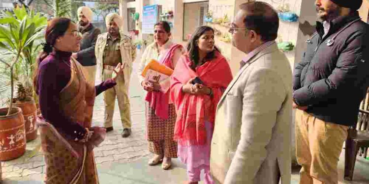 DC Conducts Surprise Visit to Saket Hospital, Engages with Patients Undergoing De-Addiction Treatment