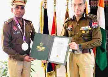 DGP GAURAV YADAV FELICITATES ASI ASHOK KUMAR WITH COMMENDATION DISC FOR EXCEPTIONAL ARTISTRY