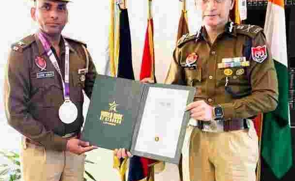 DGP GAURAV YADAV FELICITATES ASI ASHOK KUMAR WITH COMMENDATION DISC FOR EXCEPTIONAL ARTISTRY