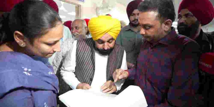 CM Conducts Surprise Check at Sub Registrar Office in Mohali