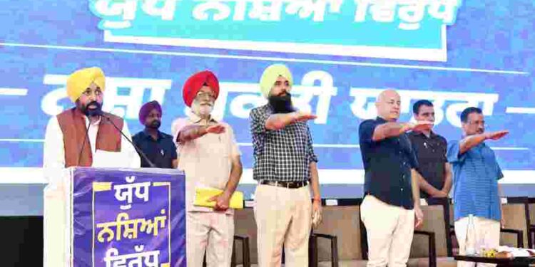 KEJRIWAL AND BHAGWANT MANN ADMINISTER OATH TO PEOPLE FOR BEING WARRIORS AGAINST DRUGS