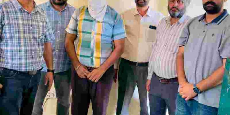 Vigilance Bureau arrests block samiti Patwari taking Rs. 20,000 bribe