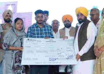 CM HANDS CHEQUE WORTH RS 1 CRORE TO THE FAMILY MEMBERS OF MARTYR ASI DHANWANT SINGH