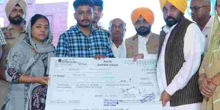 CM HANDS CHEQUE WORTH RS 1 CRORE TO THE FAMILY MEMBERS OF MARTYR ASI DHANWANT SINGH