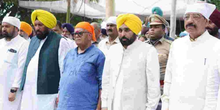 CM JOINS THOUSANDS OF MOURNERS TO GIVE TEARFUL ADIEU TO FAUJA SINGH
