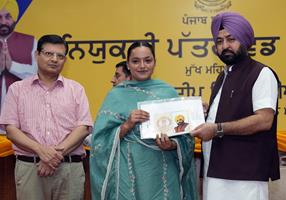 HARDEEP SINGH MUNDIAN HANDS OVER APPOINTMENT LETTERS TO 504 PATWARIS