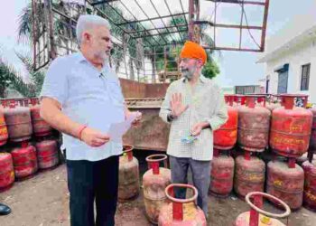 Food, Civil Supplies & Consumer Affairs Minister Lal Chand Kataruchak conducts surprise raid at gas agencies’ godowns