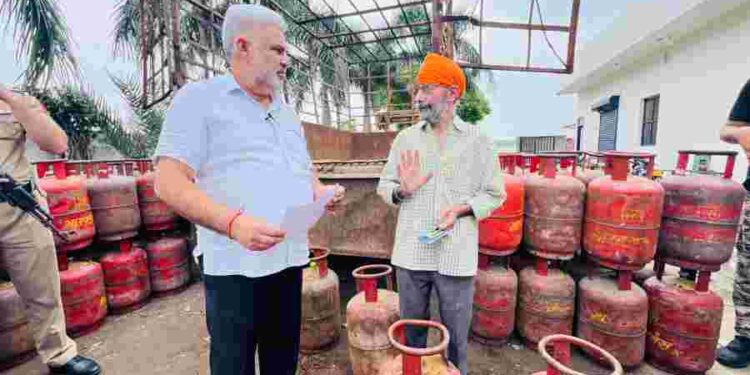 Food, Civil Supplies & Consumer Affairs Minister Lal Chand Kataruchak conducts surprise raid at gas agencies’ godowns