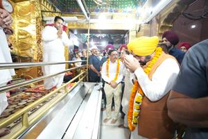 CM PAYS OBEISANCE AT SRI KALI MATA MANDIR
