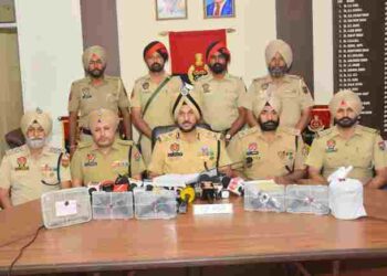 KINGPIN OF ARMS SMUGGLING MODULE AMONG SIX HELD WITH 6 WEAPONS, ₹5.75L HAWALA MONEY