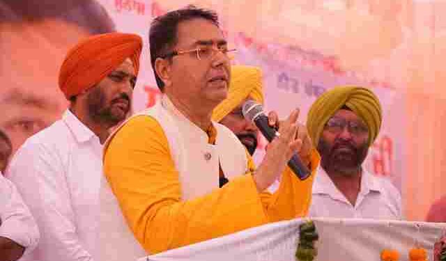 On the occasion of Dussehra, Aman Arora presents a major gift to the residents of Sunam