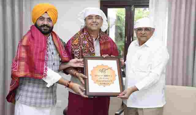 AMAN ARORA & SOND EXTEND INVITATION TO GUJARAT CM FOR 350TH MARTYRDOM ANNIVERSARY OF SRI GURU TEGH BAHADUR JI