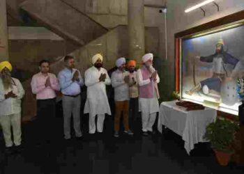 Speaker pays floral tributes to great warrior Baba Banda Singh Bahadur on the occasion of His Birth Anniversary