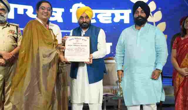 PLAY A KEY ROLE IN PERPETUATING THE GLORIOUS HERITAGE OF THE STATE: CM TO TEACHERS