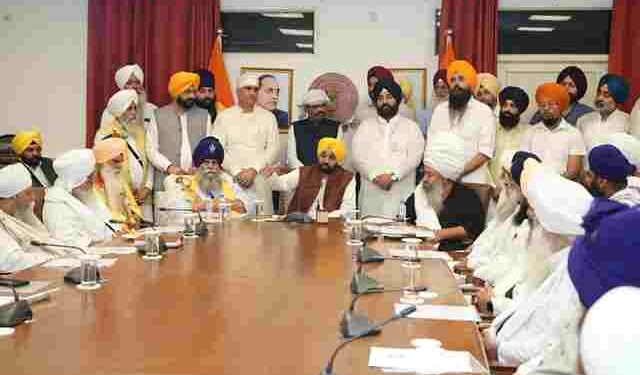 CM HOLDS MEETING WITH SANT SAMAJ AND ACADEMICIANS TO FINALIZE THE SERIES OF EVENTS TO COMMEMORATE 350TH MARTYRDOM OF SRI GURU TEG BAHADUR JI