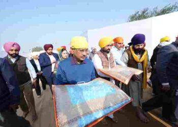 CM AND ARVIND KEJRIWAL TAKE BLESSINGS OF ALMIGHTY FOR STARTING OF SRI AKHAND PATH SAHIB AT GURDWARA BABA BUDHA DAL CHOUNI