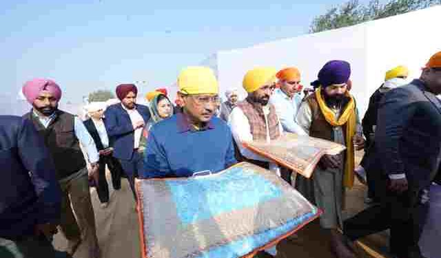 CM AND ARVIND KEJRIWAL TAKE BLESSINGS OF ALMIGHTY FOR STARTING OF SRI AKHAND PATH SAHIB AT GURDWARA BABA BUDHA DAL CHOUNI