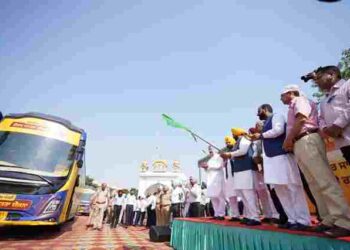 CM FLAGS OFF FIRST BATCH OF BUSES CARRYING DEVOTEES TO AMRITSAR