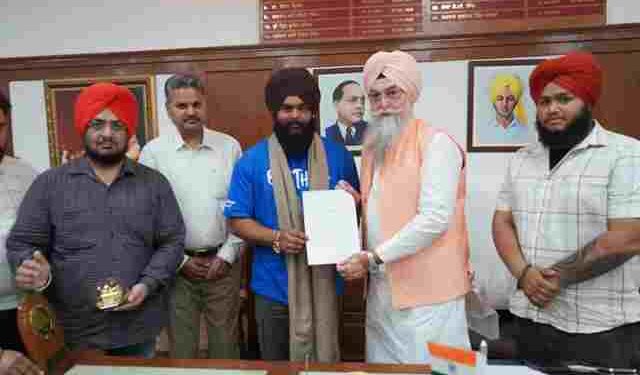 Punjab Vidhan Sabha Speaker Kultar Singh Sandhwan honours Jujhar Singh, International Power Slap Winner