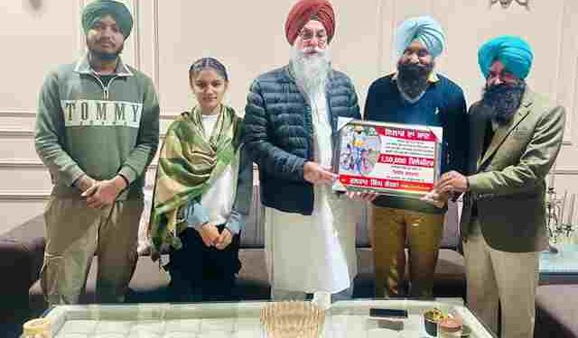 Speaker congratulates Gurpreet Singh Kamon for completing 150000 KM by cycling