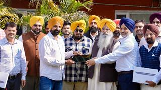 GURMEET KHUDIAN HANDS OVER 40 TABS TO SEED CERTIFICATION OFFICERS TO STREAMLINE SATHI PORTAL OPERATIONS