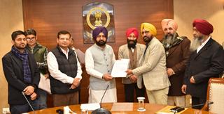 REVENUE MINISTER HARDEEP SINGH MUNDIAN HANDS OVER PROMOTION LETTERS TO 16 PROMOTEE NAIB TEHSILDARS