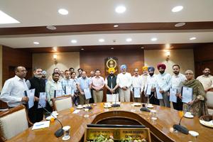 HARDEEP SINGH MUNDIAN HANDS OVER PROMOTION LETTERS TO TEHSILDARS AND NAIB TEHSILDARS