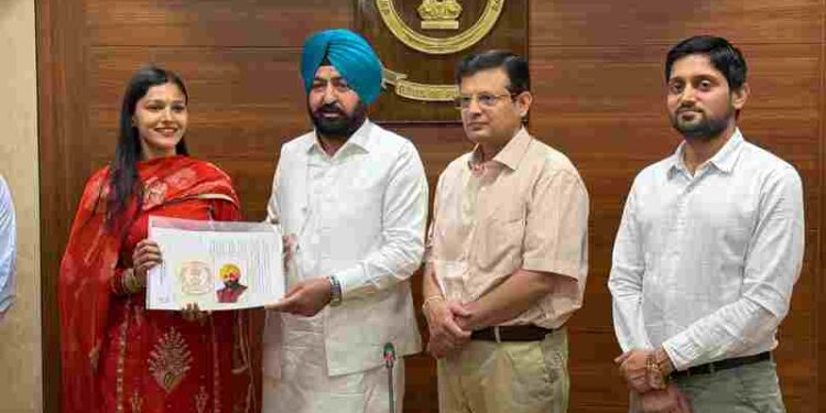REVENUE MINISTER HARDEEP SINGH MUNDIAN HANDS OVER APPOINTMENT LETTERS TO 33 PATWARIS