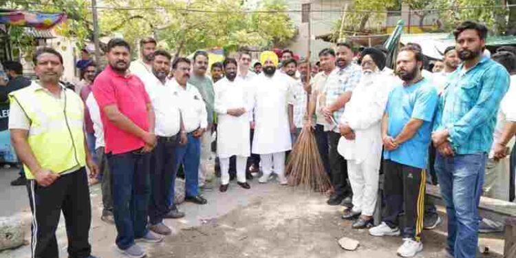 FROM BROOM TO BLUEPRINT: HARJOT BAINS SITS WITH SAFAI SEWAKS OVER CHAI TO PUSH MISSION CLEAN PUNJAB