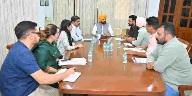 Tarunpreet Singh Sond holds dialogue with MGNREGA Union; assures time-bound resolution of demands