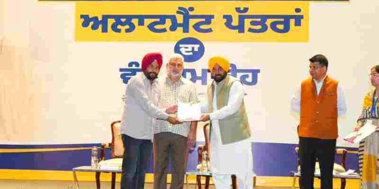 Ration to Be Available Closer to Home Across Punjab as CM Bhagwant Singh Mann Hands Over Licences to 2,800 New Ration Depot Holders