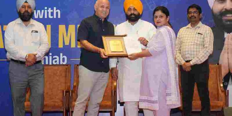 Punjab Sikhya Kranti: Bhagwant Mann Govt Honours Over 300 Principals for Record NEET, JEE Results
