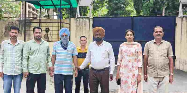 Vigilance Bureau nabs Patwari red handed accepting bribe of Rs. 3,500/-