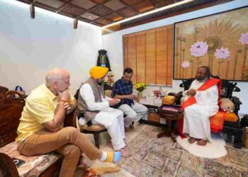 CM Bhagwant Singh Mann seeks blessings of Sri Sri Ravi Shankar with Arvind Kejriwal & Manish Sisodia