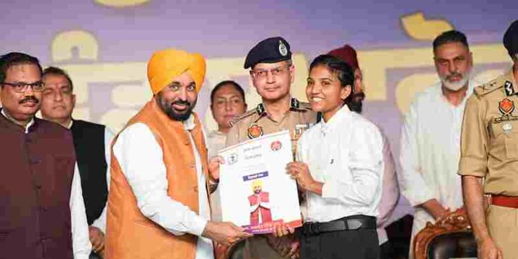Punjab Youth Get 1,746 New Govt Jobs in Police; CM Bhagwant Singh Mann Hands Over Appointment Letters