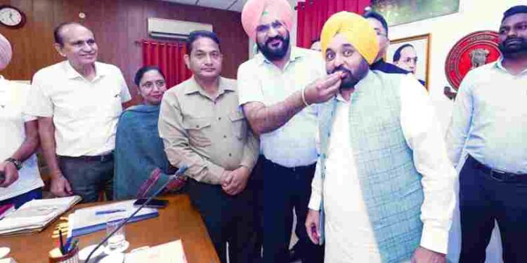 Major Festive Gift For Punjab Govt’s 8 Lakh Employees & Pensioners; Bhagwant Mann Govt Increases DA To 50%