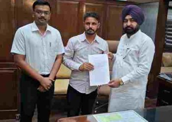 REVENUE MINISTER HARDEEP SINGH MUNDIAN HANDS OVER APPOINTMENT LETTERS TO THREE NEWLY RECRUITED CLERKS