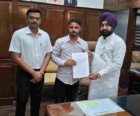 REVENUE MINISTER HARDEEP SINGH MUNDIAN HANDS OVER APPOINTMENT LETTERS TO THREE NEWLY RECRUITED CLERKS