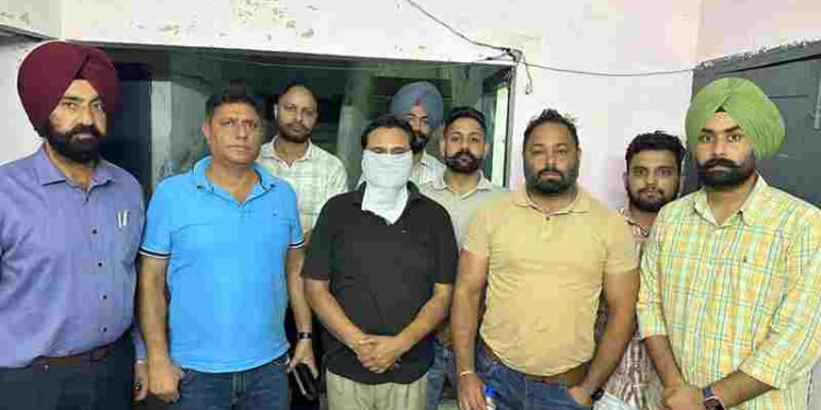 Vigilance Bureau nabs SHO red handed accepting bribe of Rs 1,00,000/-