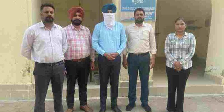 Vigilance Bureau nabs Sub Divisional Engineer red handed accepting bribe of Rs 30,000/-